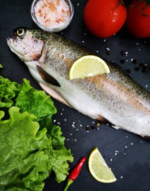 Sebzeli taze alabalık.