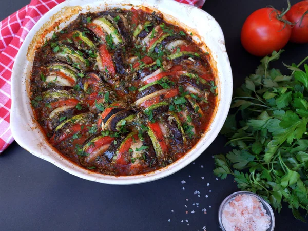 Ratatouille. Traditionele Franse Provençaalse groenteschotel gekookt — Stockfoto