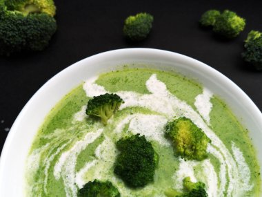 Bir kase brokoli çorbası ve hindistan cevizi kreması.