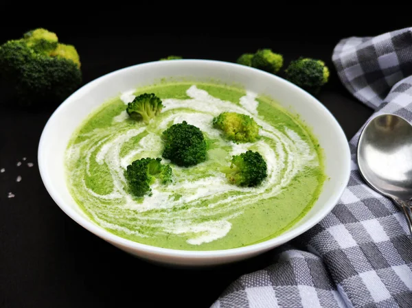Tigela de sopa de brócolis com creme de coco — Fotografia de Stock