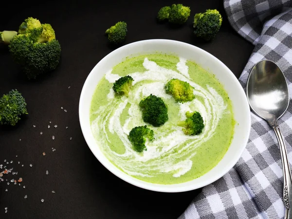 Bowl of broccoli soup with coconut cream — Stock Photo, Image