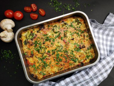 Fırında sebzeli frittata.