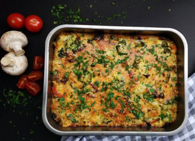 Fırında sebzeli frittata.