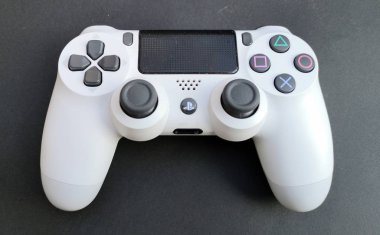 Selanik, Yunanistan, 11 Şubat 2020: Siyah zemin üzerinde White Sony Playstation 4 oyun sahası