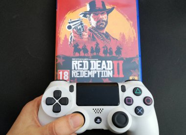 Selanik, Yunanistan, 11 Şubat 2020: The New Red Dead Redemption 2 oyunu ps4 v2 white Joystick on black