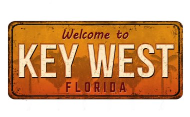 Beyaz arkaplandaki Key West klasik paslı metal tabelasına hoş geldiniz.