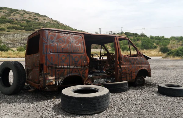 一辆废弃的烧坏的汽车 — 图库照片