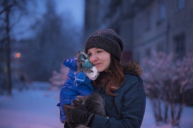 Kız bir kedi ile kış aylarında yürüyüş