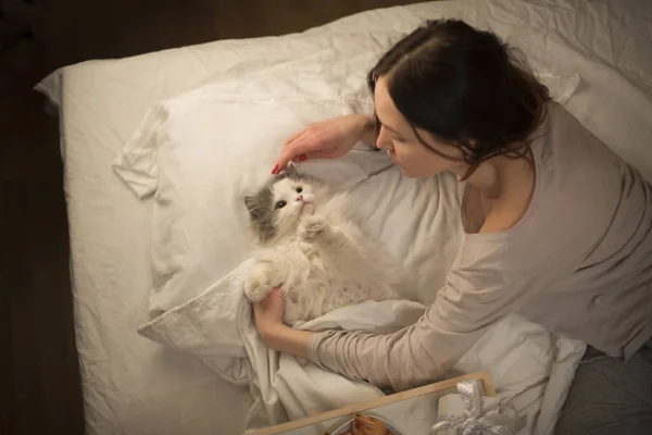Girl wakes cat in the morning — Stock Photo, Image