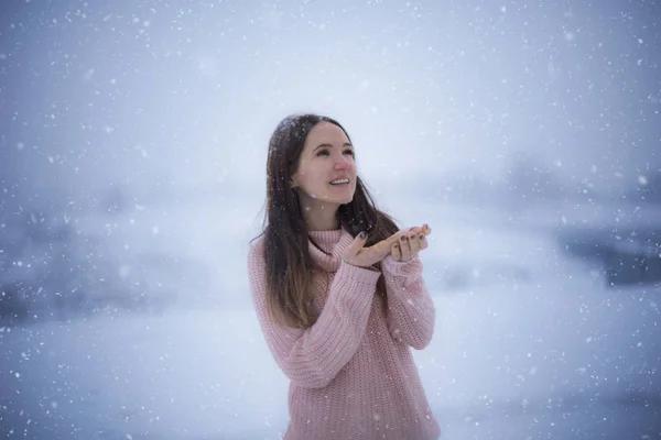 Mladá dívka je chůze ve sněhu — Stock fotografie