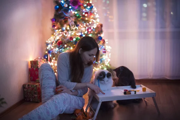 Dziewczynie pomaga koty napisać list do Świętego Mikołaja — Zdjęcie stockowe