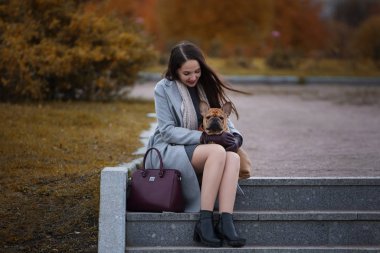 Köpek niteliğine ile kız