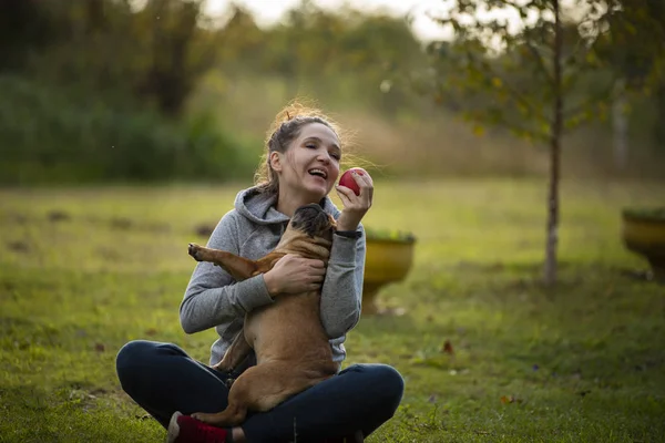 Chica jugando con Billdog francés en el parque — Foto de Stock