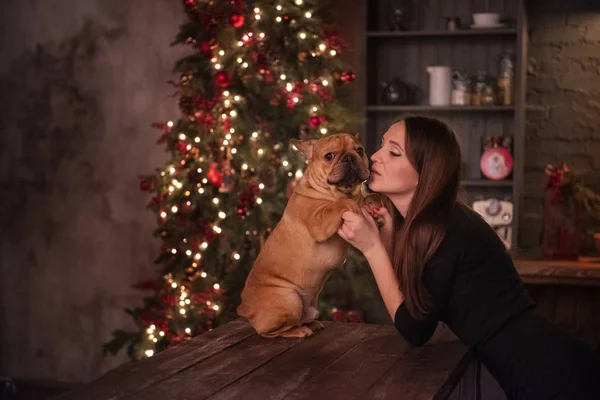 Gril en la cocina loft con perro — Foto de Stock