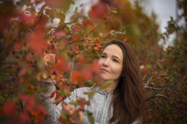 Sonbahar parkındaki kız.