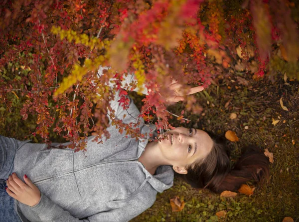 Menina no parque de outono — Fotografia de Stock