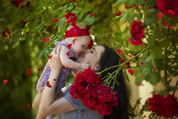 Madre y su chiid con flores de rosas — Foto de Stock