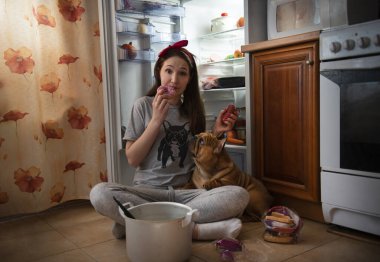 Fransız buldoglu kız evde karantina yemeği yiyor.