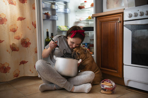 девушка с французским бульдогом попробуйте вкусный карантинный ужин дома

