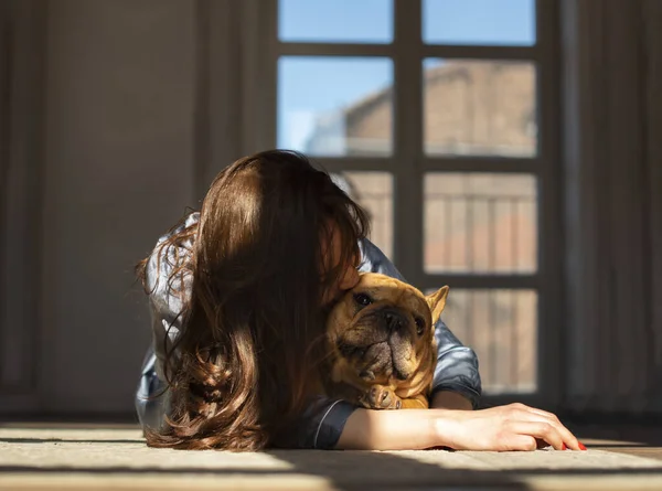 Chica Joven Perro Bulldog Francés Están Jugando Suelo Apartamento — Foto de Stock