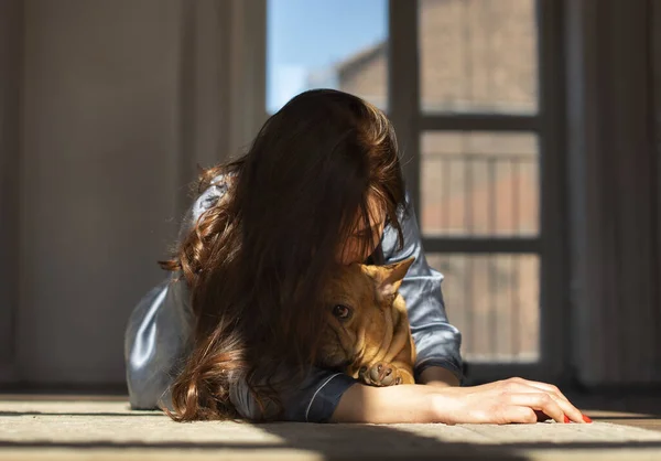 Молодая Девушка Собака Французский Бульдог Играют Полу Своей Квартиры — стоковое фото