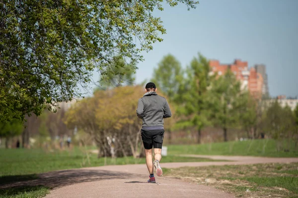 Jongeman Rent Het Park Het Einde Van Coronavirus Pandemie — Stockfoto