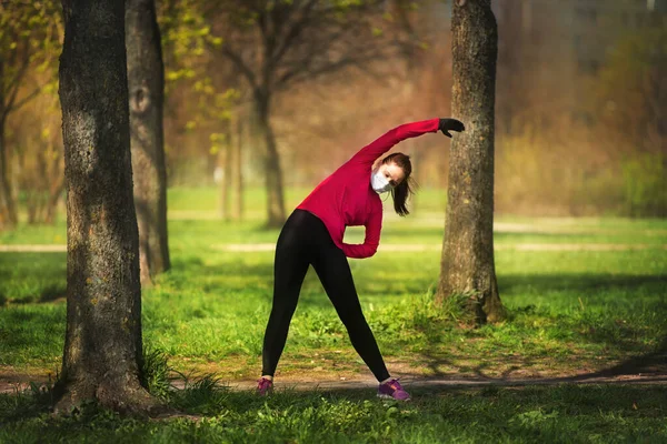 Jong Meisje Gaat Voor Sport Het Park Een Medisch Masker — Stockfoto