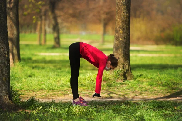 Jong Meisje Gaat Voor Sport Het Park Een Medisch Masker — Stockfoto