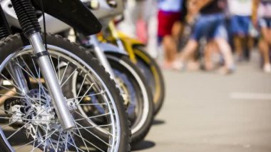 Tekerlekli motosiklet üst üste duran