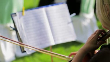 Violon oynayan kadındır