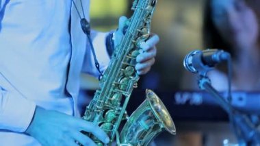 Müzisyen saksafon oynamaya. Yakın çekim