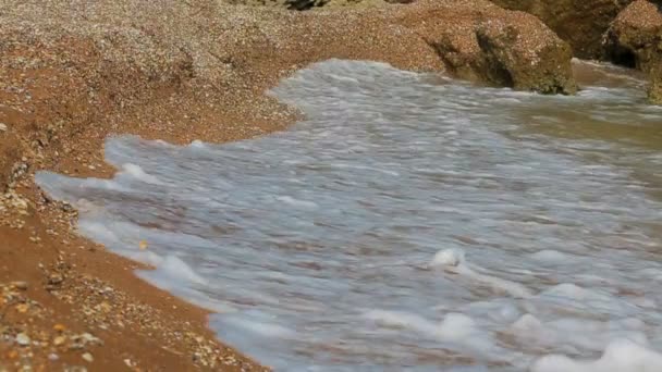 Waves Washing Rocky Beach. Movimiento lento . — Vídeo de stock