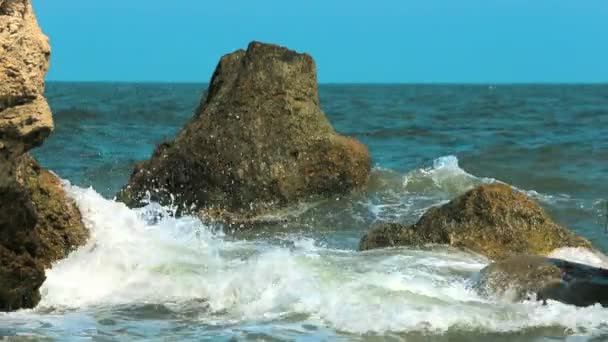 岩にぶつかる波. — ストック動画