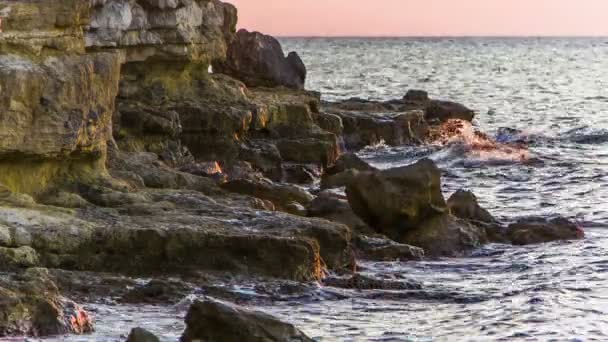 Onde che schizzano delicatamente contro le rocce — Video Stock