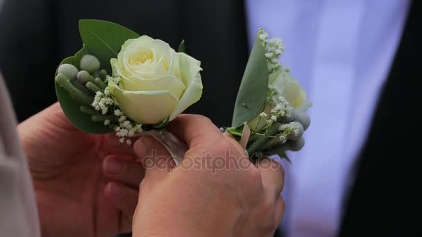 Donna Pinning Boutonniere sulla giacca ospite — Video Stock