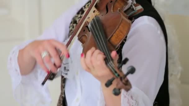 Donna che suona espressamente il violino — Video Stock