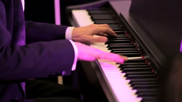 Musiker spelar piano — Stockvideo