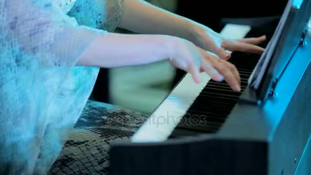 Женщина играет на пианино — стоковое видео