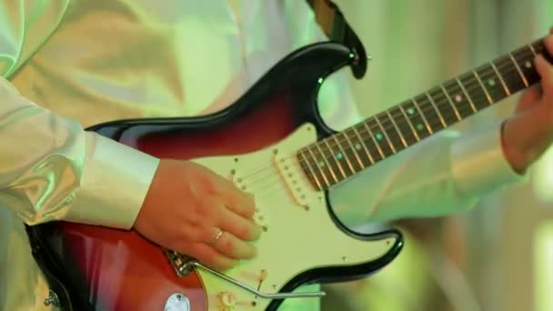 Man spelen gitaar. Close-up — Stockvideo