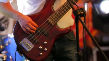Adam gitar konserde. Yakın çekim