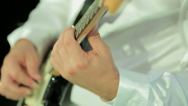 Primer plano. Hombre tocando la guitarra — Vídeos de Stock