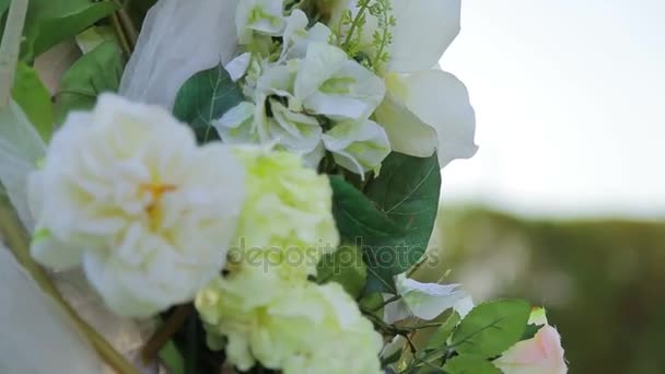 Квіткові прикраси та прикрашені стільці на церемонії весілля — стокове відео