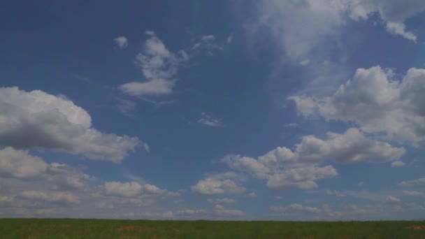 На фоне облаков в небе плоскости — стоковое видео