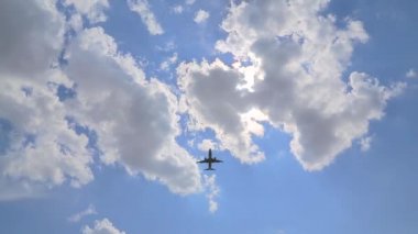 başının üzerinde uçan uçak