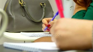 Kız bir ders bir defterde yazar..