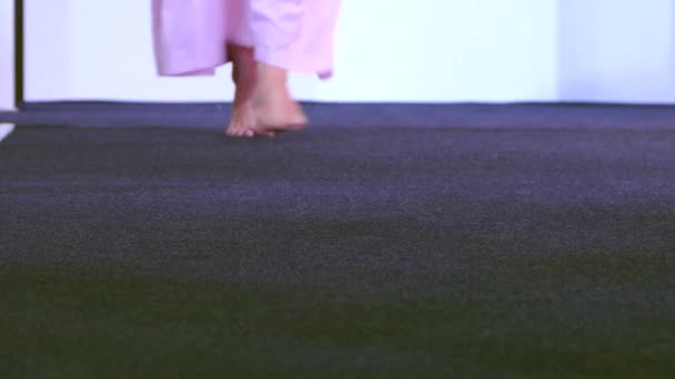 Vrouwen lopen blootsvoets op het podium — Stockvideo