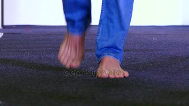 Mannen Ga naar de jeans op het podium barefoot — Stockvideo