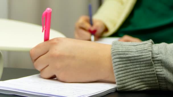 De linker-hander schrijft snel informatie in het notitieblok. — Stockvideo