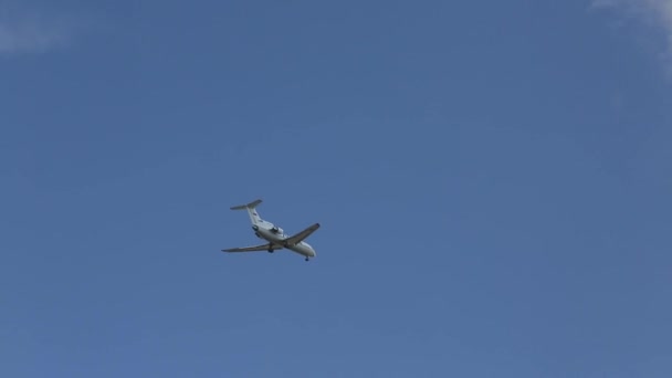 Passagier Boeing vliegt in de lucht — Stockvideo