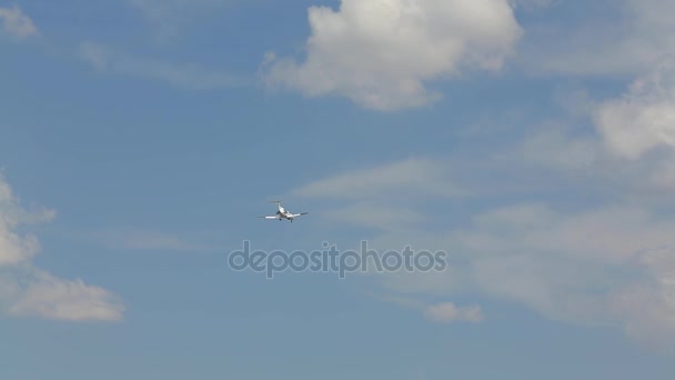 Het vliegtuig vliegt langs de hemel onder de wolken — Stockvideo